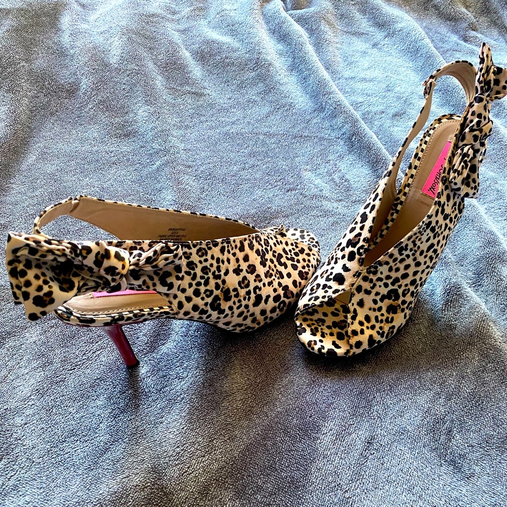 The cutest Betsey Johnson, peep toe, leopard print, satin feel, sling back heels